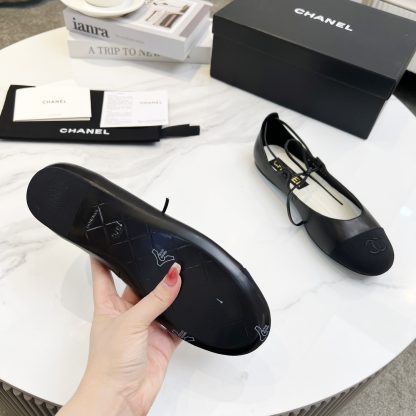 Chanel's early spring black matte new product is slim and paired with lace-up loafers - Image 9
