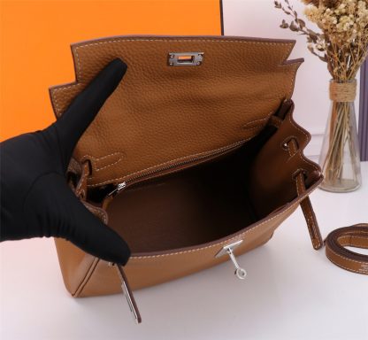 Hermès Golden Brown Kelly Handbag Carry your taste with you Size 28cm 25cm - Image 9