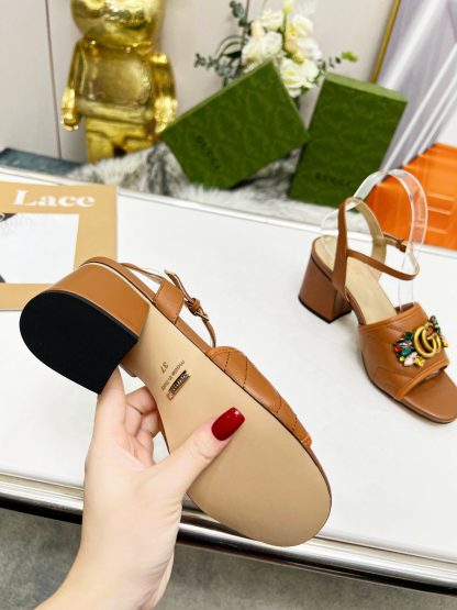 Gucci's new spring and summer rhinestone buckle round-toe thick-heeled sandals - Image 9