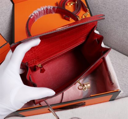 Hermès Red Mini Second Generation Kelly Crocodile Pattern Crossbody Bag Size: 25cm+9cm+18cm - Image 9