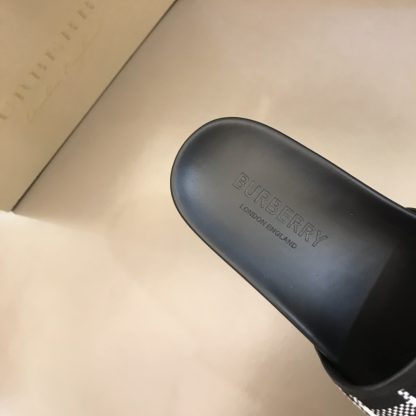 Burberry classic men's slippers - Image 9