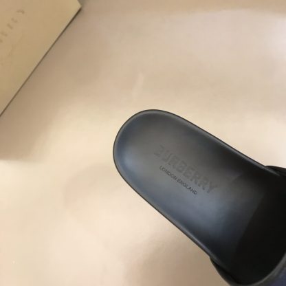 Burberry classic men's slippers - Image 9