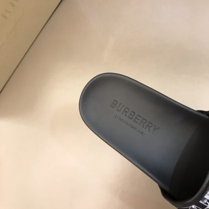 Burberry classic men's slippers - Image 9