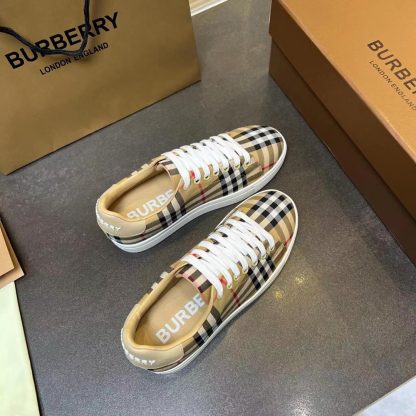 Burberry low-top sneakers - Image 9
