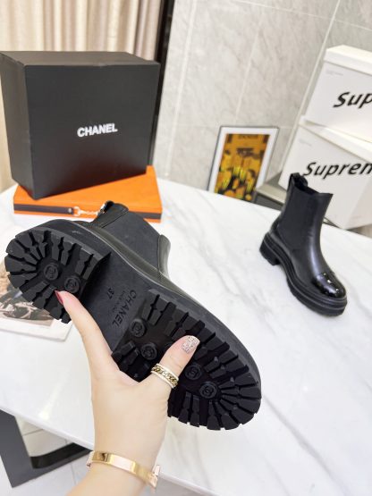Chanel's latest black fashionable Chelsea boots for autumn and winter - Image 9