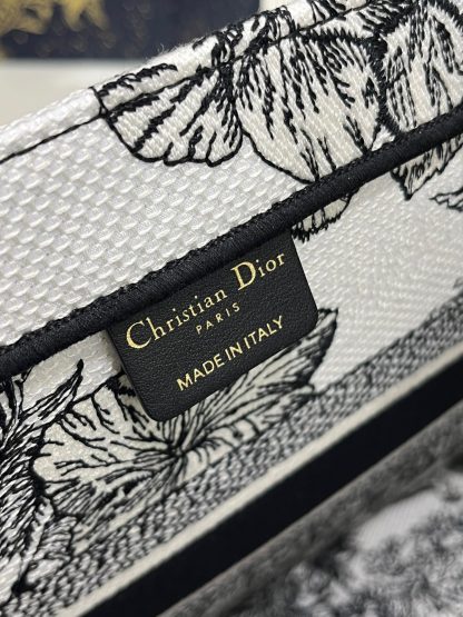 Dior Spring/Summer Series Jungle White Tiger Tote Bag - Image 9