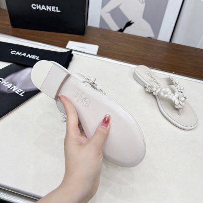 Chanel Spring/Summer White Delicate Shoes and Customized Flower Flip Flops Heel Height 1.5cm - Image 9
