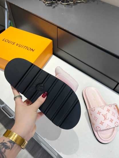 Louis Vuitton's latest fashion casual half slippers - Image 8