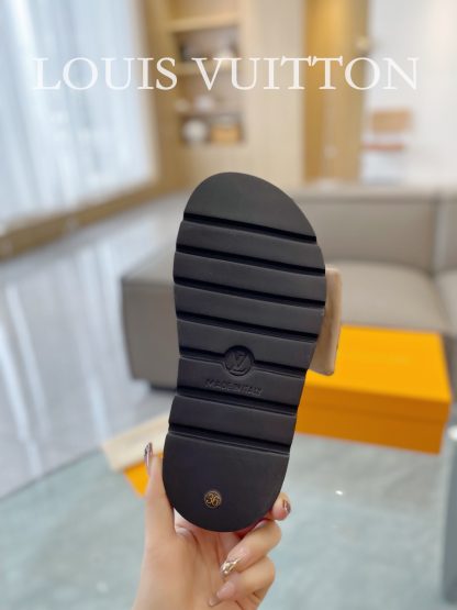 Louis Vuitton's latest fashion casual half slippers - Image 9