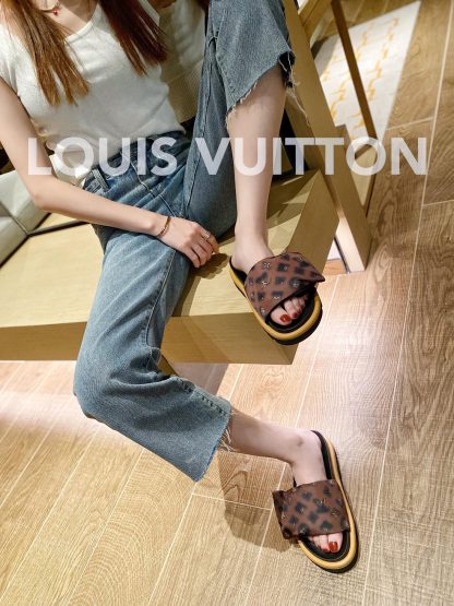 Louis Vuitton's latest hot-selling Velcro series couple's thick-soled slippers - Image 9