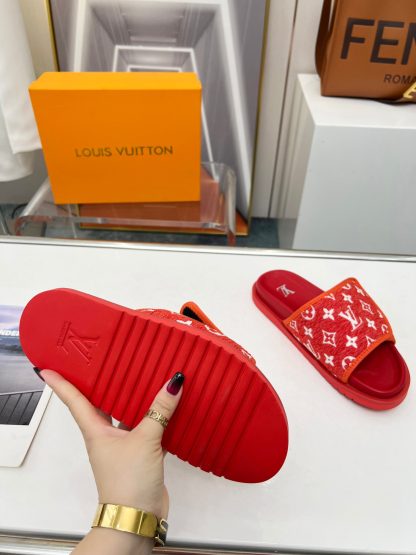 Louis Vuitton couple's early autumn new embossed logo hot-selling slippers - Image 9