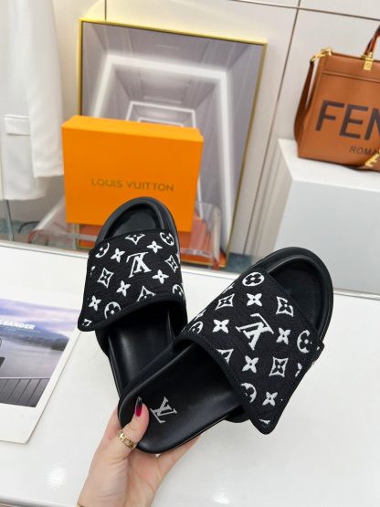 Louis Vuitton couple's early autumn new embossed logo hot-selling slippers - Image 9