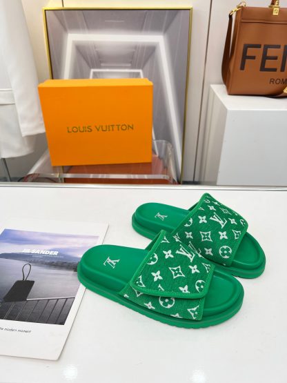 Louis Vuitton couple's early autumn new embossed logo hot-selling slippers - Image 9