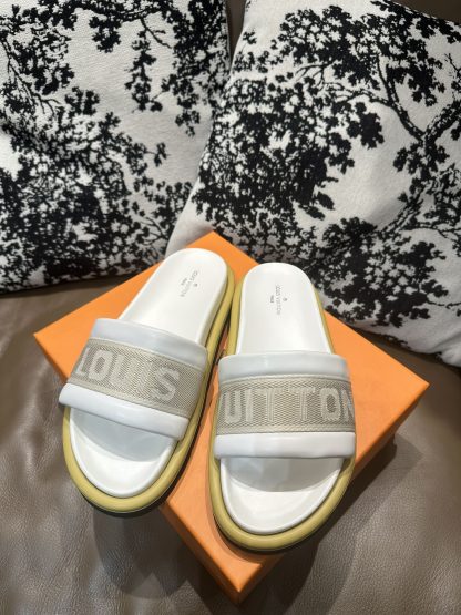 Louis Vuitton classic flip flops - Image 9