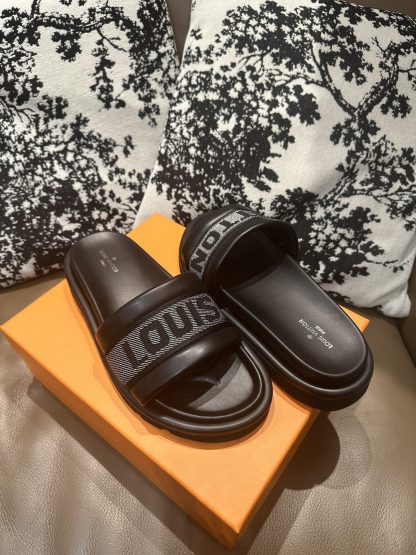Louis Vuitton classic flip flops - Image 9