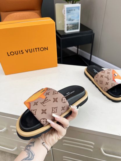 Louis Vuitton embossed logo Ol Llow Comfort slide sandals - Image 9