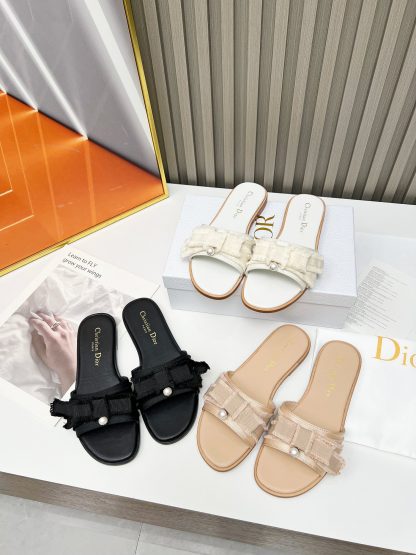 Dior's new versatile pearl slippers - Image 9