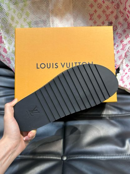 Louis Vuitton high-end men's summer slippers - Image 9