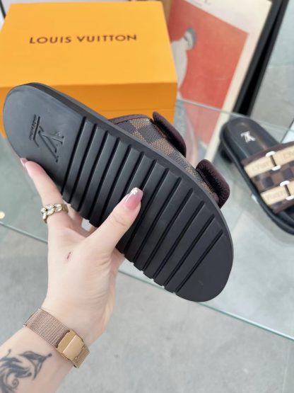 Louis Vuitton high-end men's summer slippers - Image 9