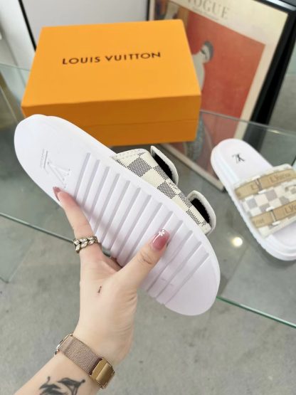 Louis Vuitton high-end men's summer slippers - Image 8
