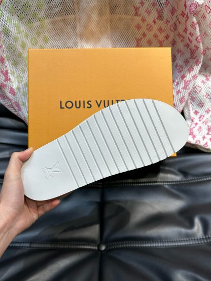 Louis Vuitton high-end men's summer slippers - Image 9