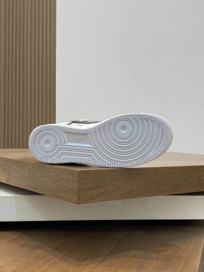 Louis Vuitton co-branded casual sneakers - Image 9
