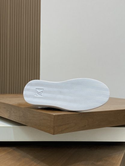 Louis Vuitton Men's Classic Casual Sneakers - Image 9