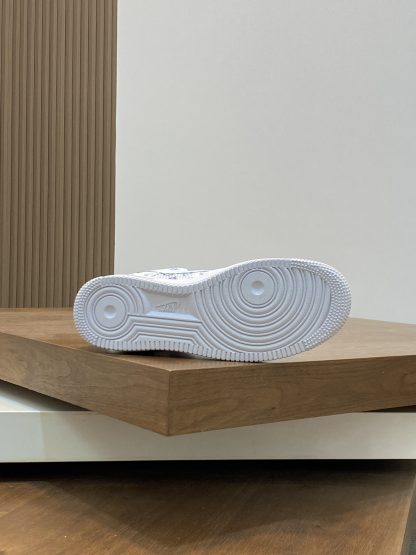 Louis Vuitton co-branded casual sneakers - Image 9