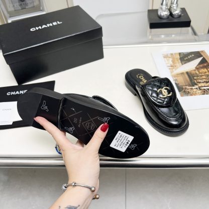 Chanel autumn and winter new goddess elegant temperament black patent leather half slippers - Image 9