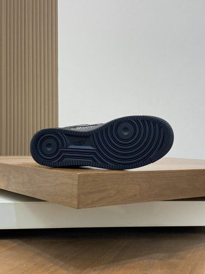 Louis Vuitton co-branded casual sneakers - Image 9