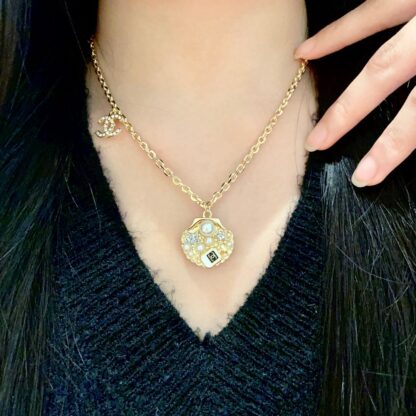 Chanel exquisite shell pendant versatile necklace - Image 2