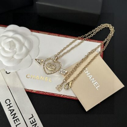 Chanel exquisite pendant vintage necklace