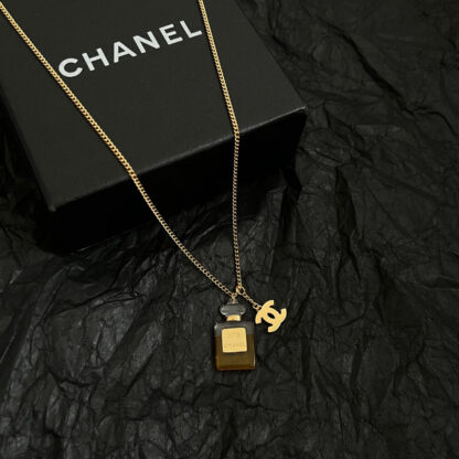 Chanel exquisite and elegant perfume pendant vintage necklace - Image 2