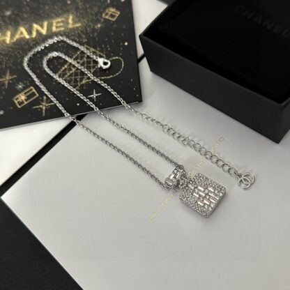 Chanel elegant vintage fashion necklace