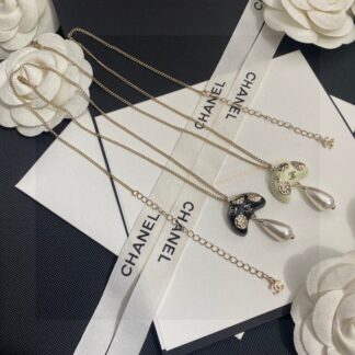 Chanel elegant vintage necklace