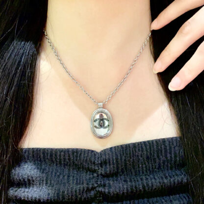 Chanel oval pendant vintage necklace - Image 2