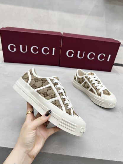 Gucci classic design German training elements catwalk model