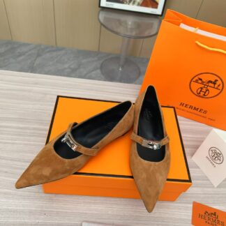 Hermès brown comfortable loafers are a must-have for vacation