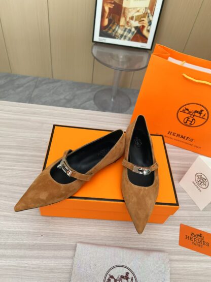 Hermès brown comfortable loafers are a must-have for vacation