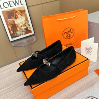 Hermès black thick heels are a must-have for vacations