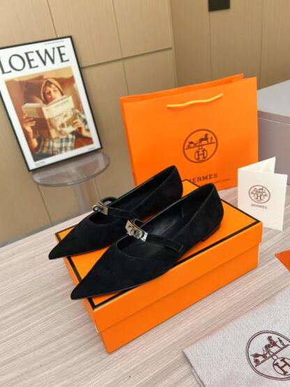 Hermès black thick heels are a must-have for vacations