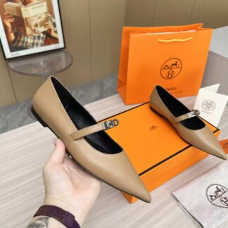 Hermès apricot thick heeled loafers are a must-have for vacation