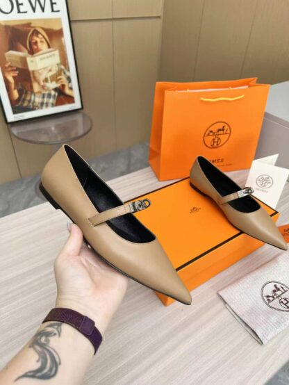 Hermès apricot thick heeled loafers are a must-have for vacation