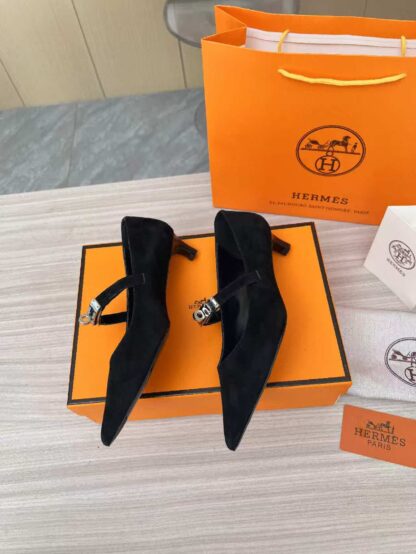 Hermès black velvet, a must-have for a vacation, comfortable loafers