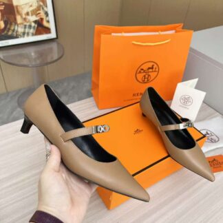 Hermès apricot-colored comfortable loafers are a must-have for vacation