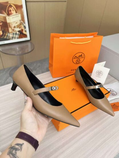 Hermès apricot-colored comfortable loafers are a must-have for vacation