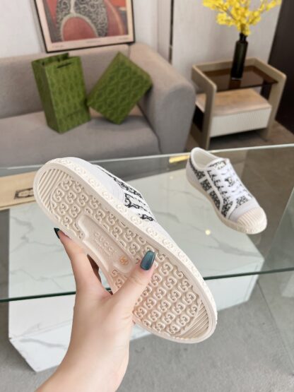 Gucci low-top casual sneakers - Image 2