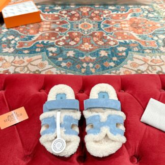 Hermès' must-have stylish and comfortable blue wool slippers for autumn and winter wear.