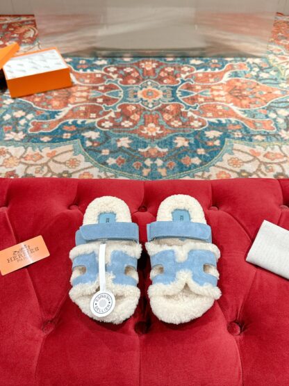 Hermès' must-have stylish and comfortable blue wool slippers for autumn and winter wear.