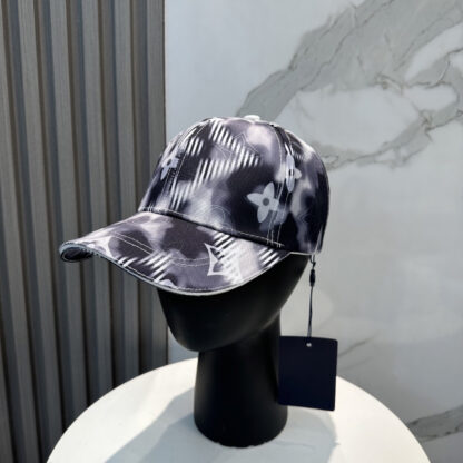 Louis Vuitton versatile fashion baseball cap